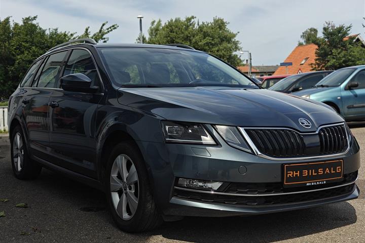 Grå Skoda Octavia fra 2018