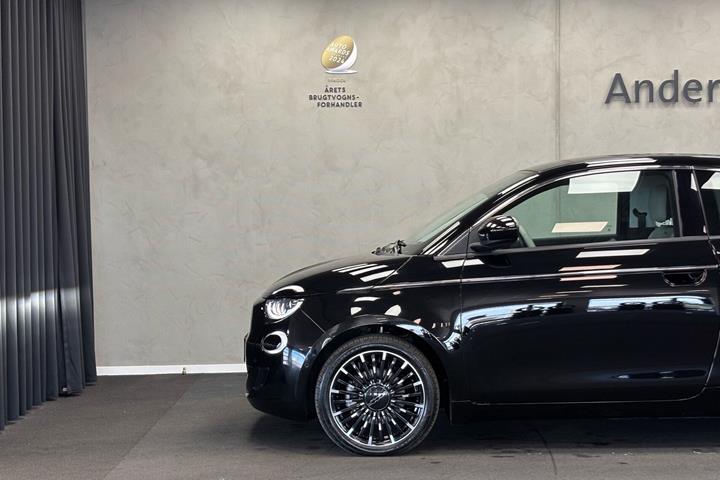 Grøn Fiat 500e fra 2023