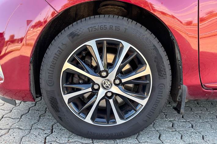 Rød Toyota Yaris fra 2019