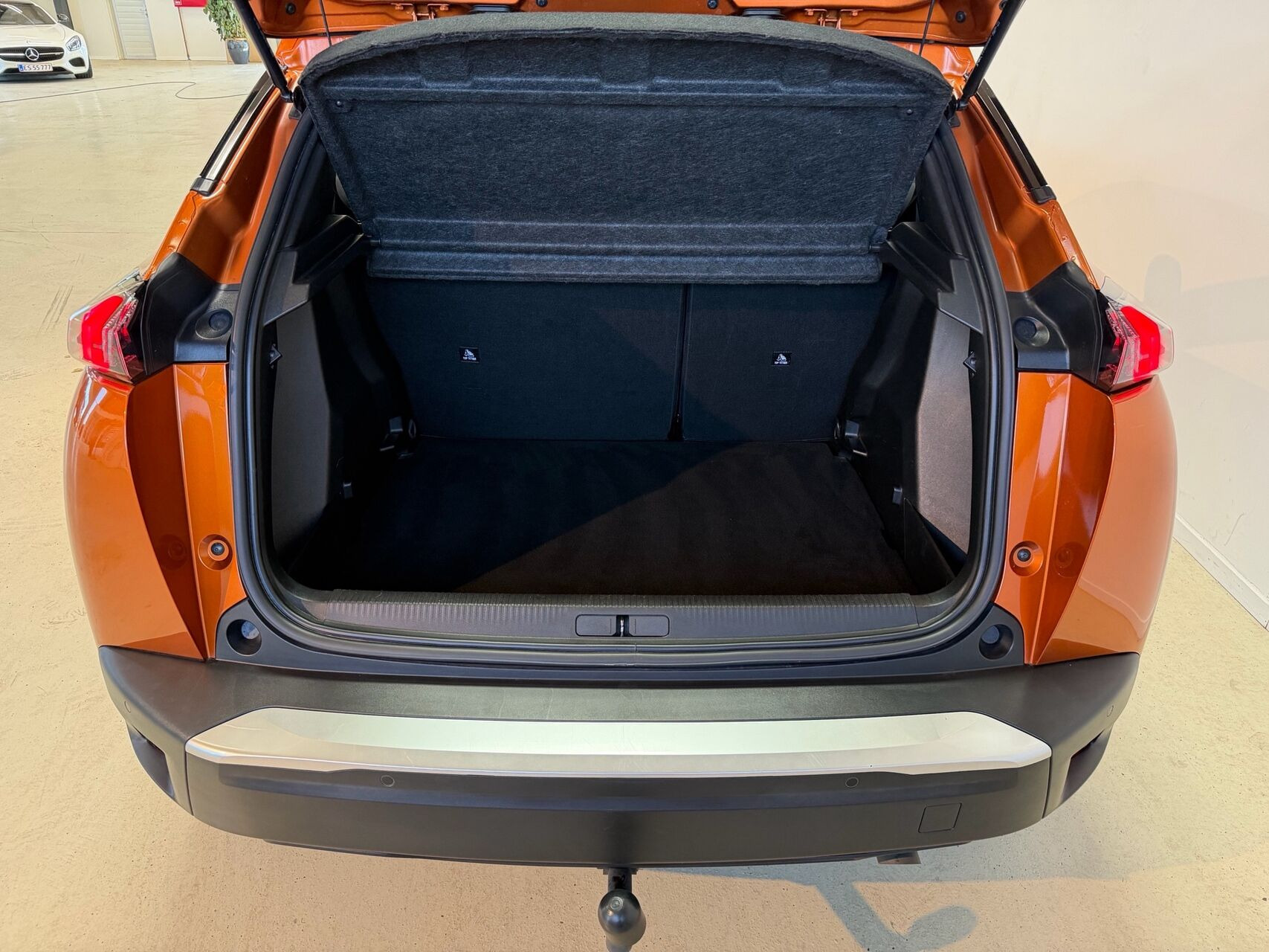 Orange Peugeot 2008 fra 2022