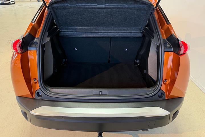 Orange Peugeot 2008 fra 2022