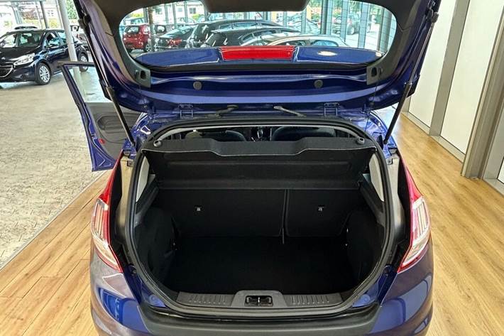 Blå Ford Fiesta fra 2015