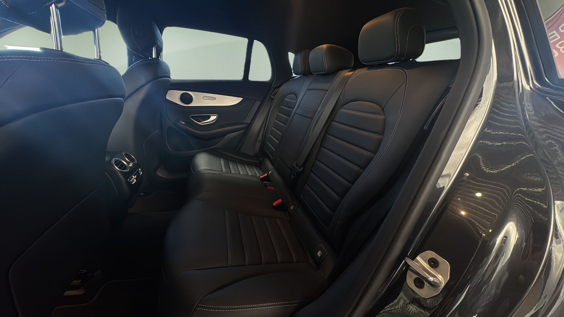 Sort Mercedes EQC 400 fra 2023