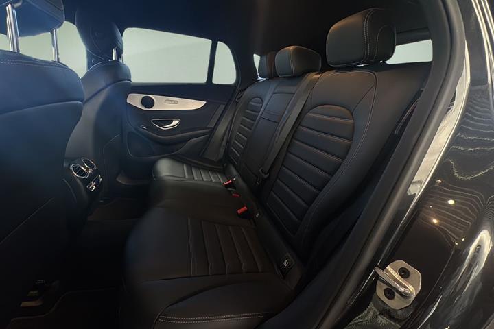 Sort Mercedes EQC 400 fra 2023