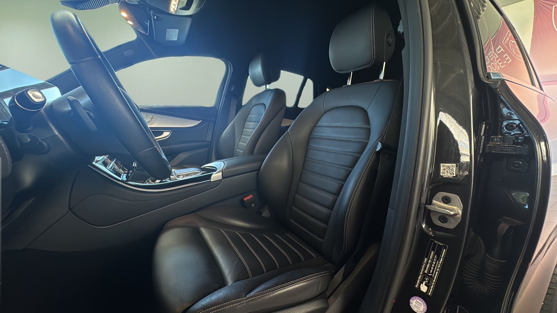 Sort Mercedes EQC 400 fra 2023