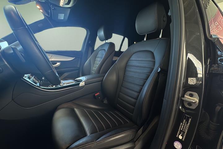 Sort Mercedes EQC 400 fra 2023