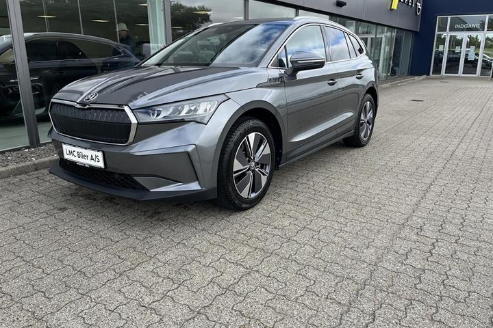 Grå Skoda Enyaq fra 2025 set udefra