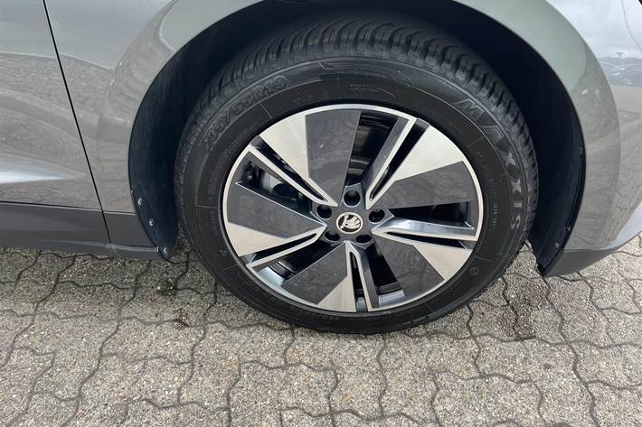 Grå Skoda Enyaq fra 2025