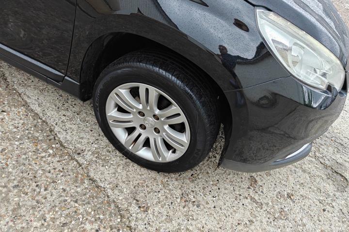 Gul Peugeot 2008 fra 2014