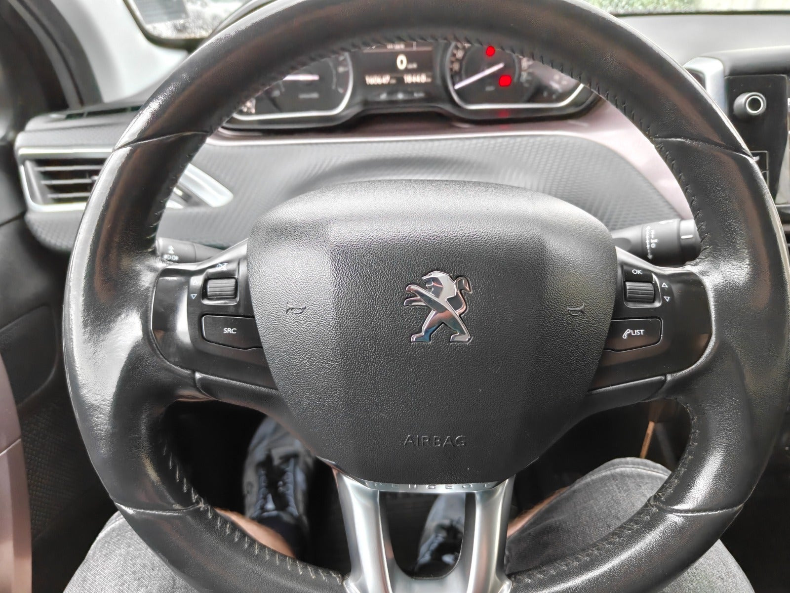 Gul Peugeot 2008 fra 2014