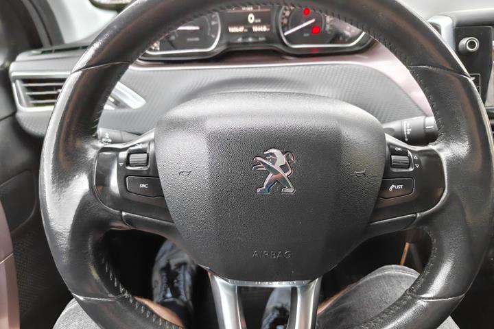 Gul Peugeot 2008 fra 2014