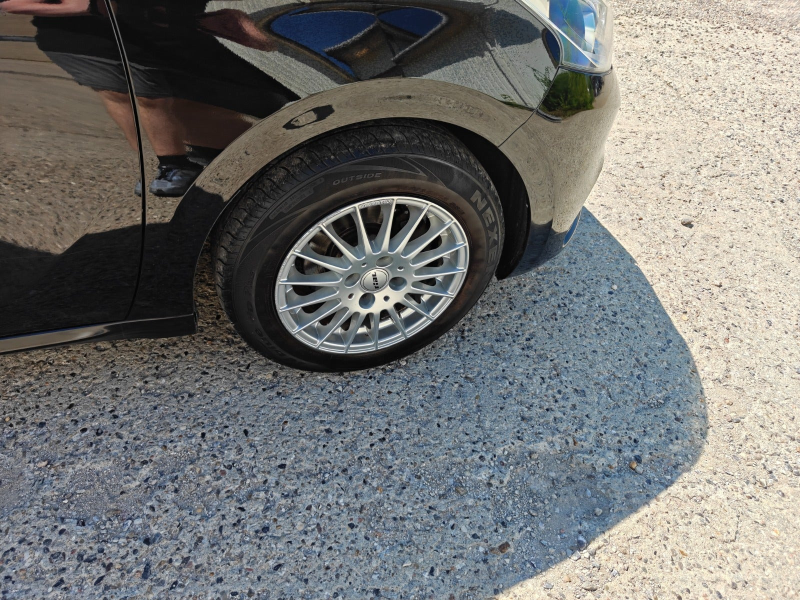 Gul Peugeot 208 fra 2015