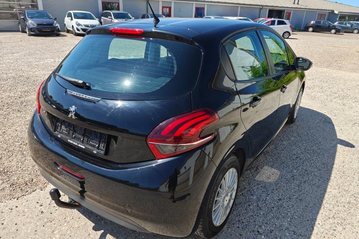 Gul Peugeot 208 fra 2015