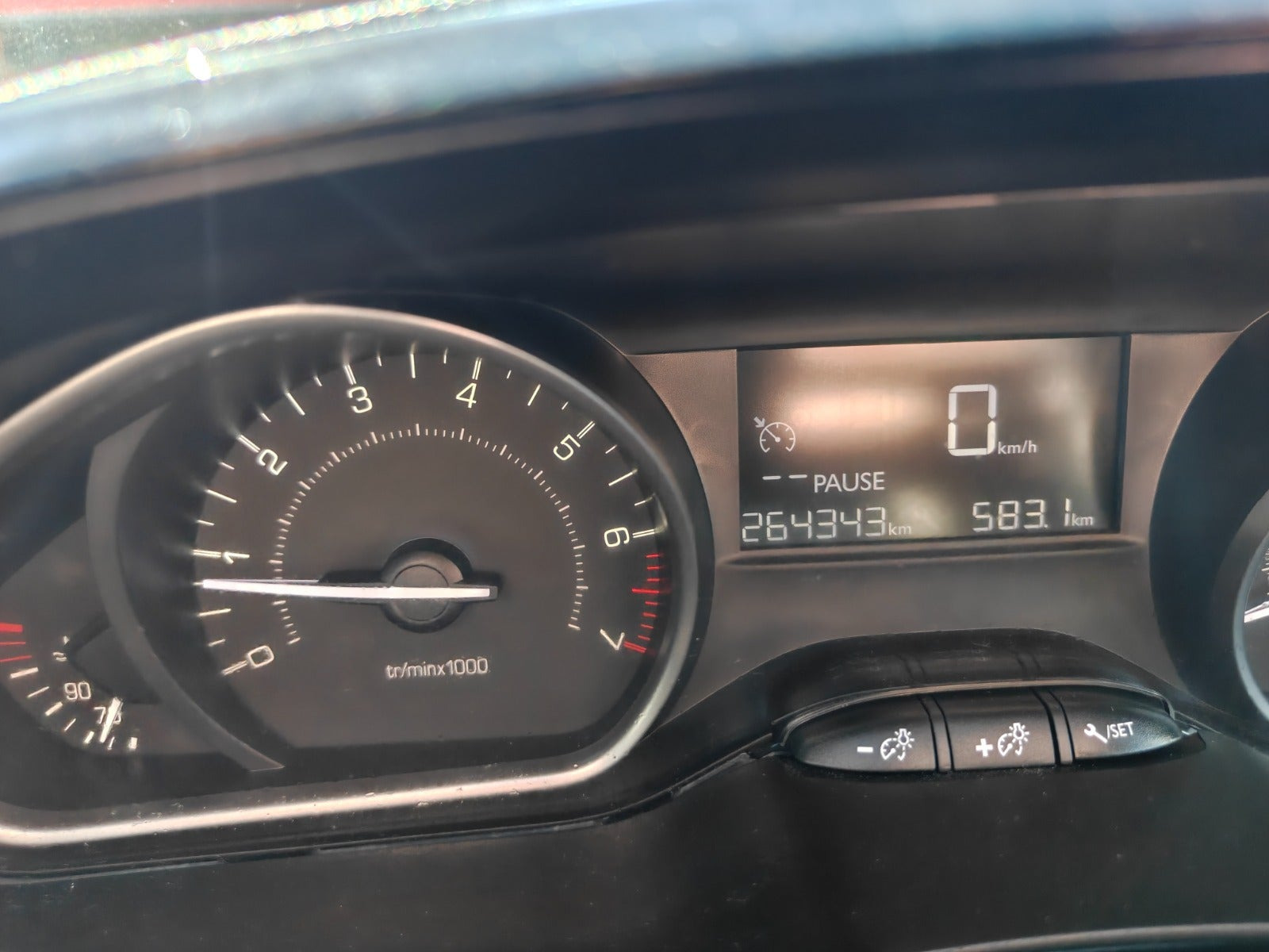 Gul Peugeot 208 fra 2015