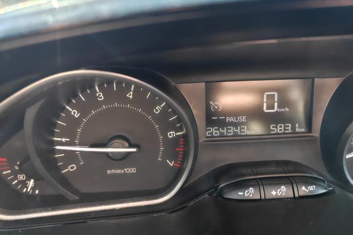 Gul Peugeot 208 fra 2015