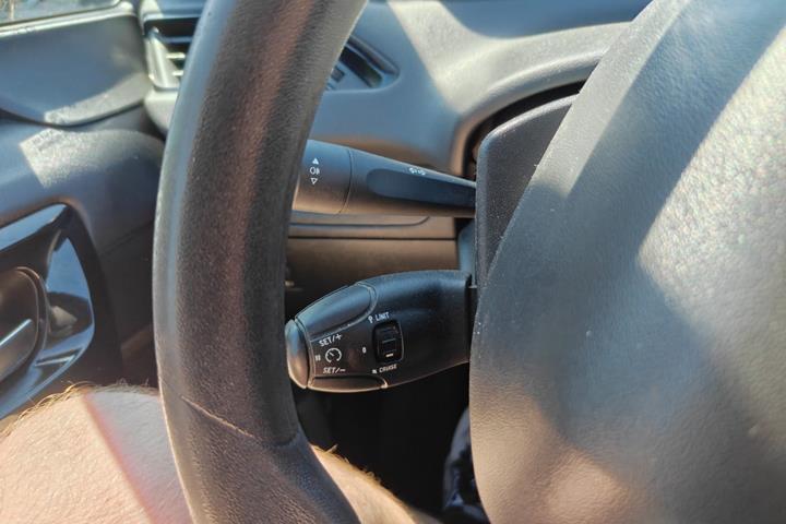 Gul Peugeot 208 fra 2015