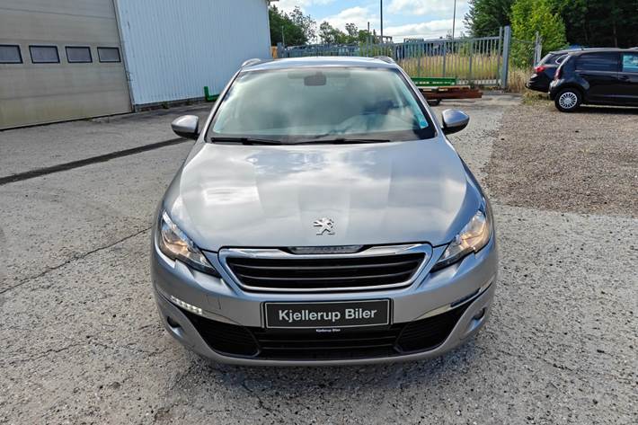 Gul Peugeot 308 fra 2016