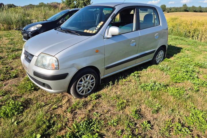 Sølv Hyundai Atos fra 2007 set udefra