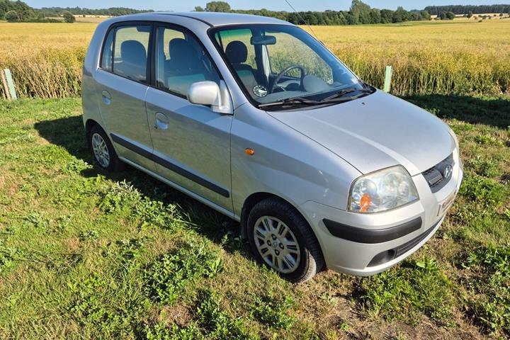 Sølv Hyundai Atos fra 2007 set udefra