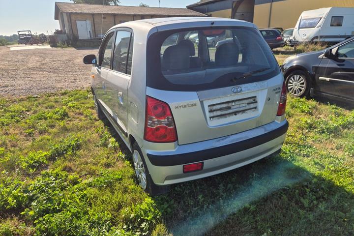 Sølv Hyundai Atos fra 2007 set udefra
