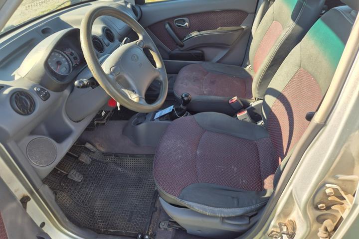 Sølv Hyundai Atos fra 2007 set indefra