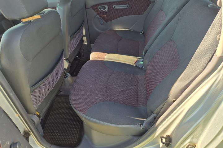 Sølv Hyundai Atos fra 2007 set indefra