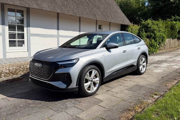 Grå Audi Q4 e-tron fra 2023