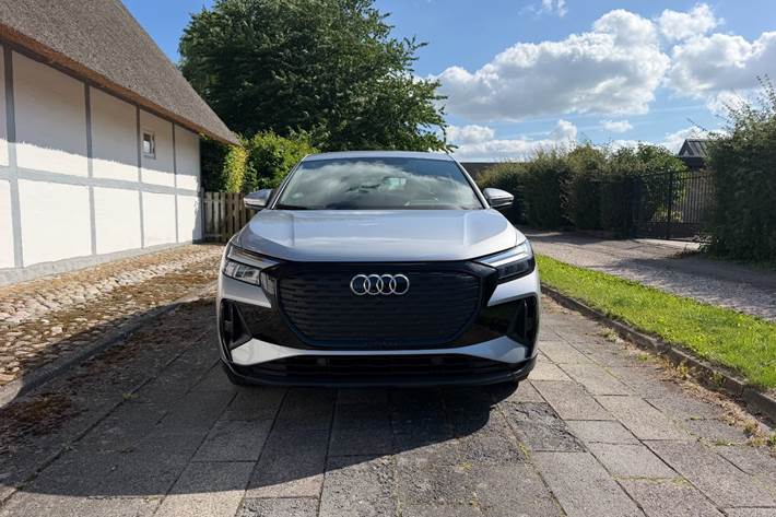 Grå Audi Q4 e-tron fra 2023