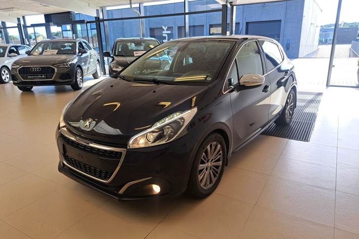 Blå Peugeot 208 fra 2015
