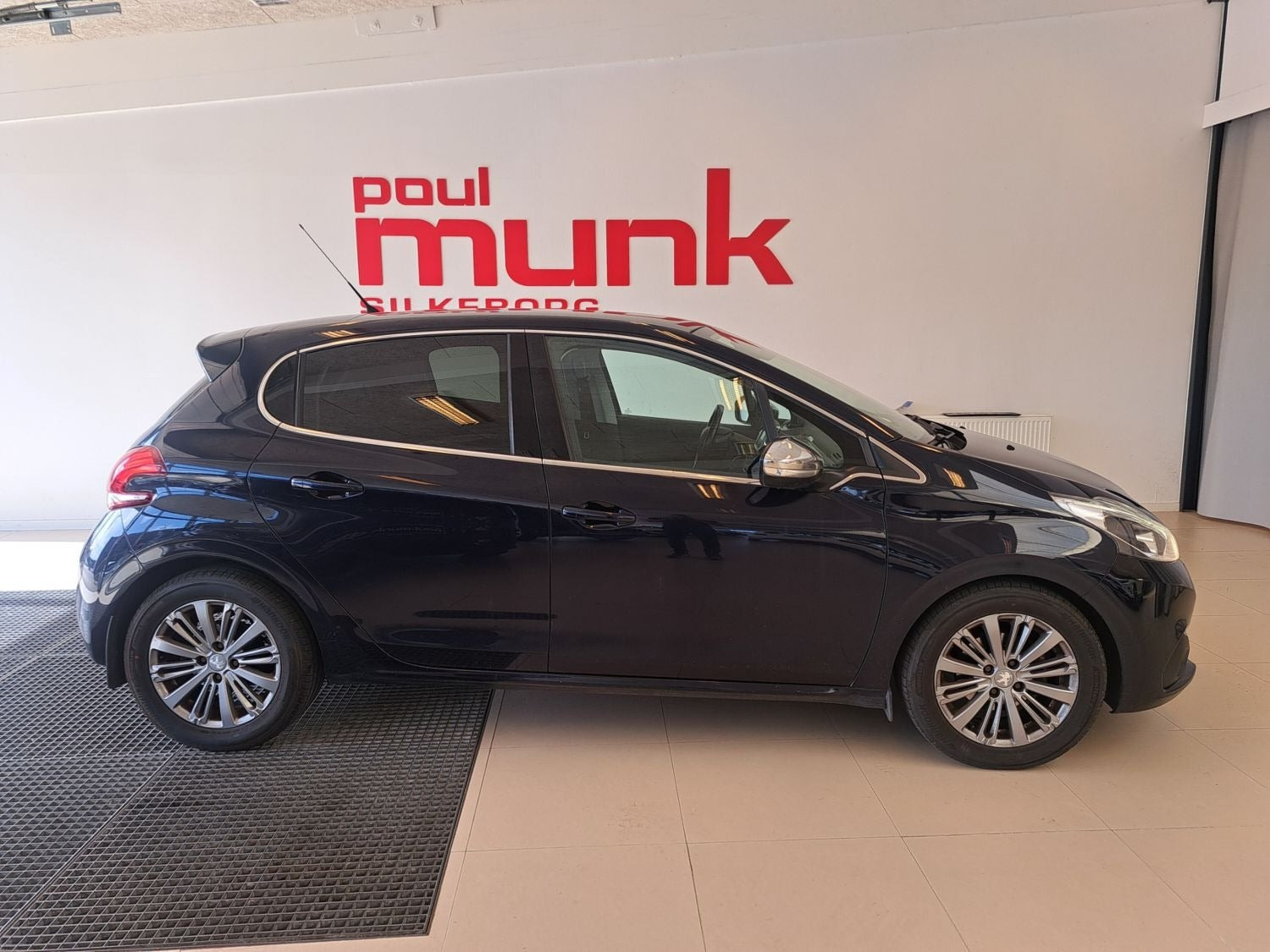 Blå Peugeot 208 fra 2015