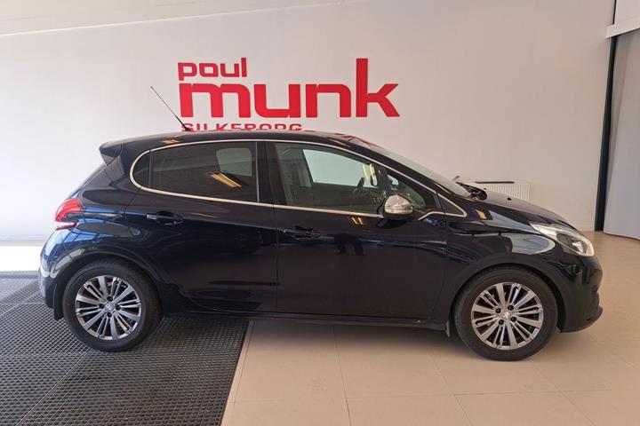 Blå Peugeot 208 fra 2015