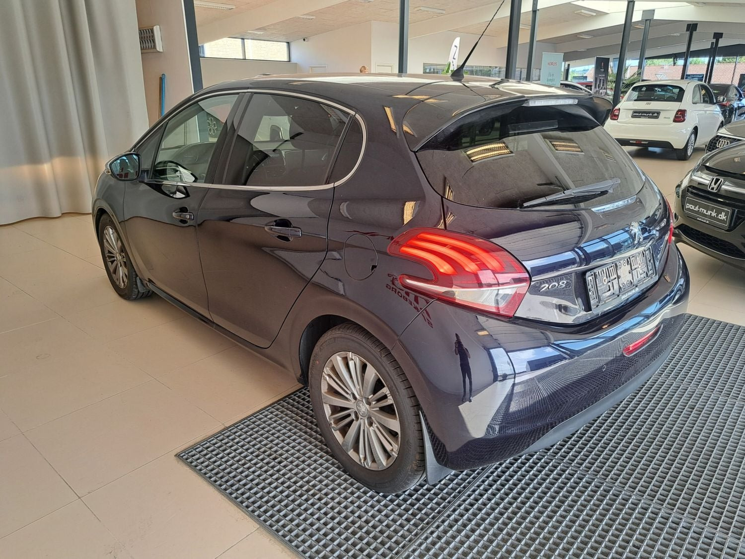 Blå Peugeot 208 fra 2015