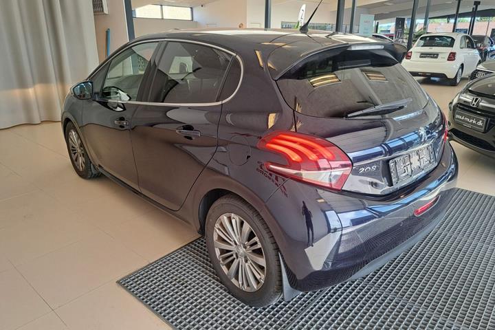 Blå Peugeot 208 fra 2015
