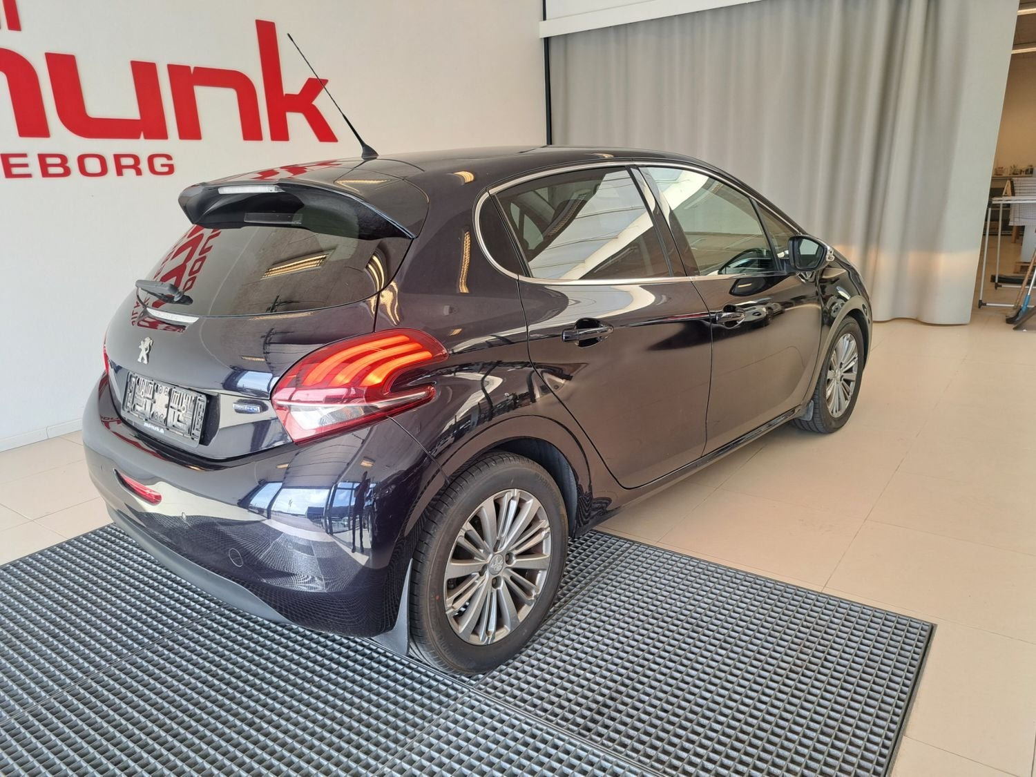 Blå Peugeot 208 fra 2015