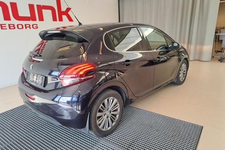 Blå Peugeot 208 fra 2015