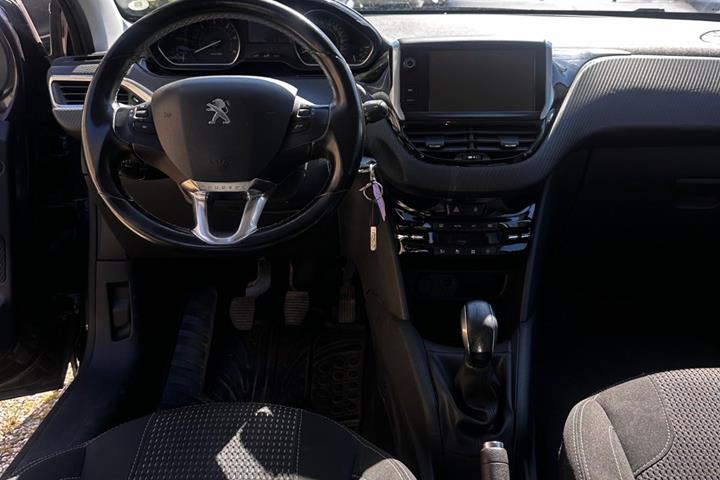 Blå Peugeot 208 fra 2015