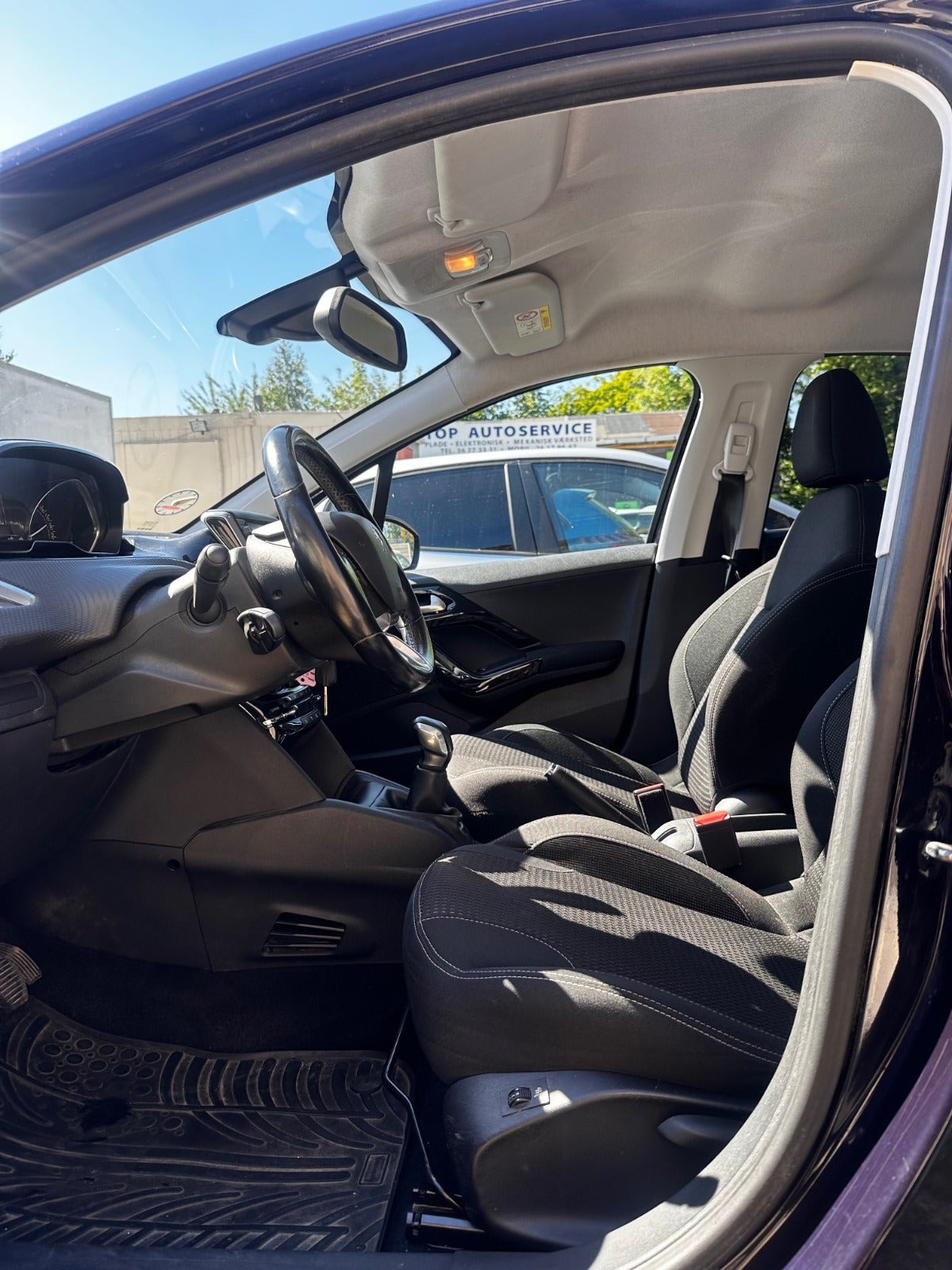 Blå Peugeot 208 fra 2015