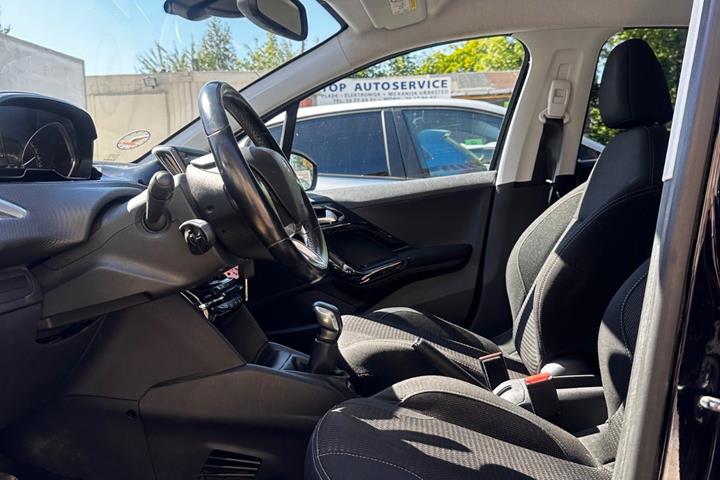 Blå Peugeot 208 fra 2015