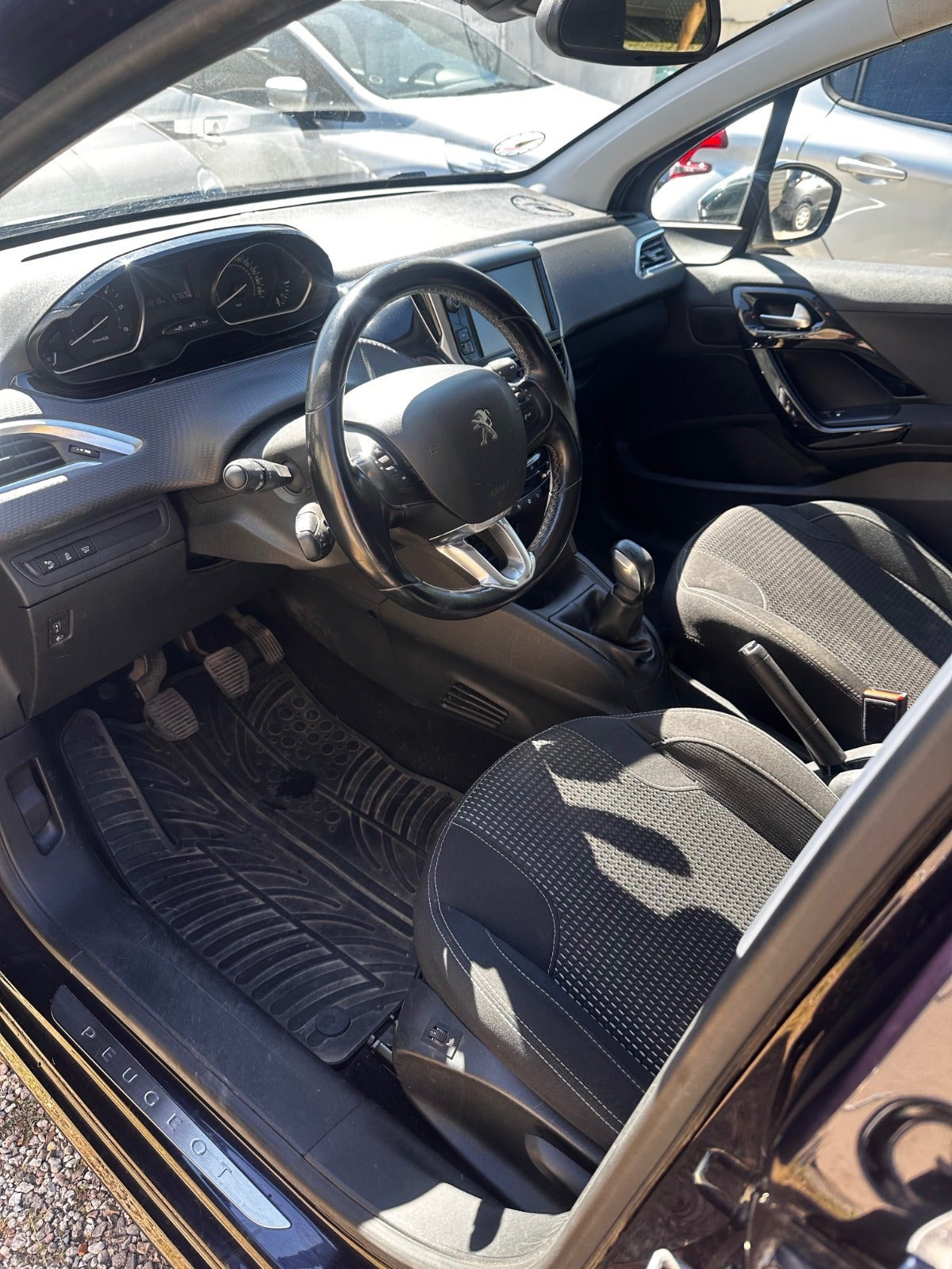 Blå Peugeot 208 fra 2015