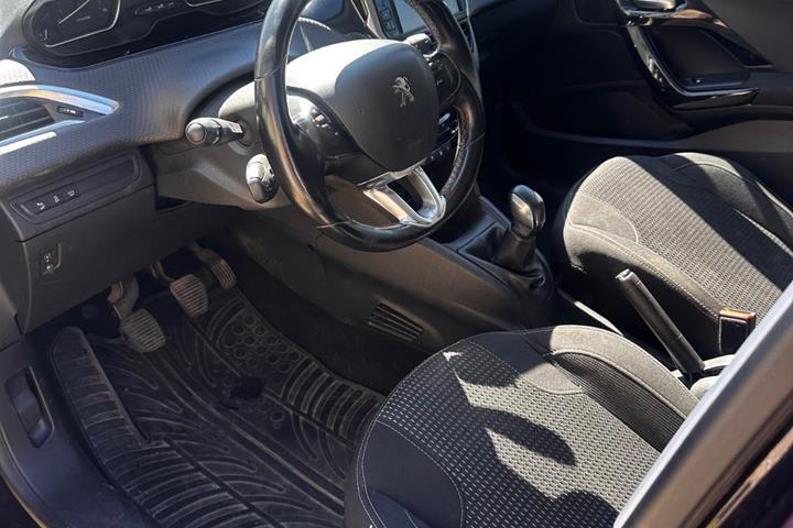Blå Peugeot 208 fra 2015