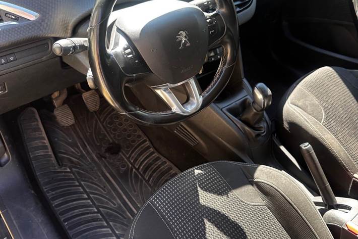 Blå Peugeot 208 fra 2015