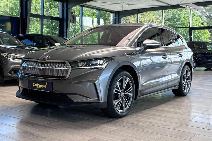 Grå Skoda Enyaq fra 2024 set udefra