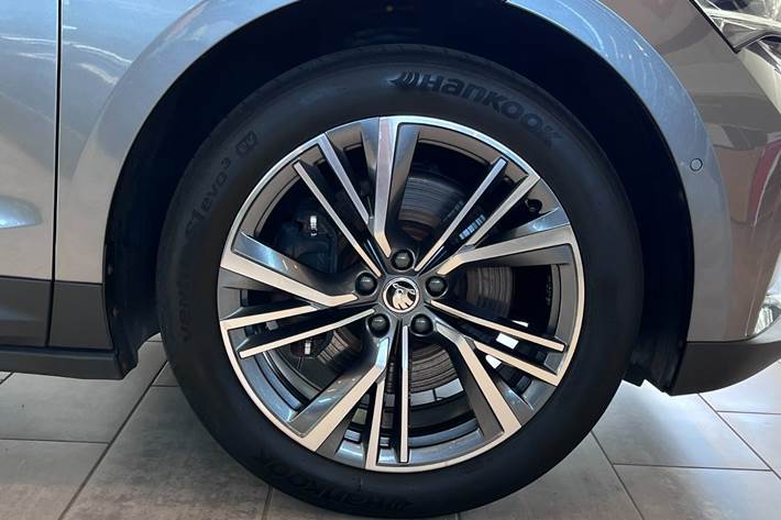 Grå Skoda Enyaq fra 2024