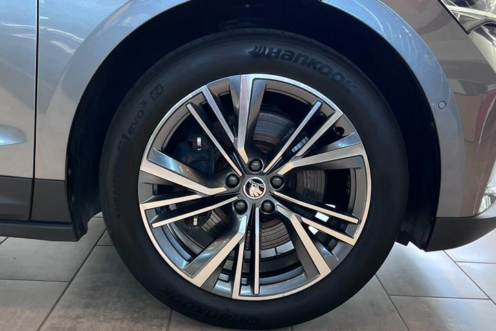 Grå Skoda Enyaq fra 2024