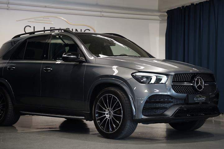 Grå Mercedes GLE350 de fra 2022 set udefra