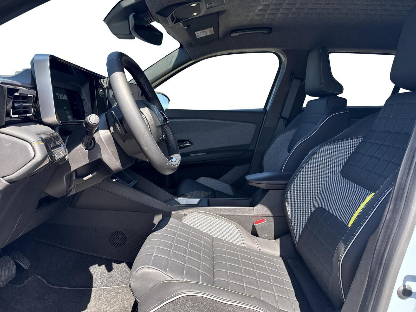 Blå Renault 4 E-Tech fra 2025 set indefra