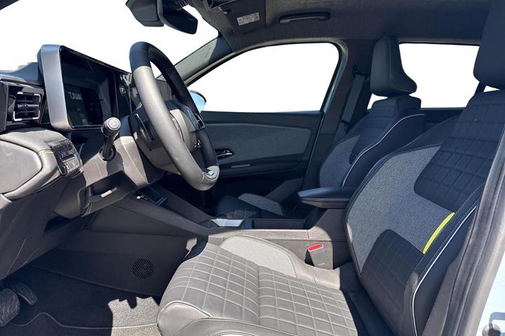 Blå Renault 4 E-Tech fra 2025 set indefra