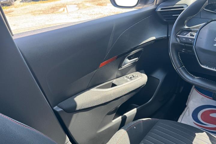 Hvid Peugeot 208 fra 2020