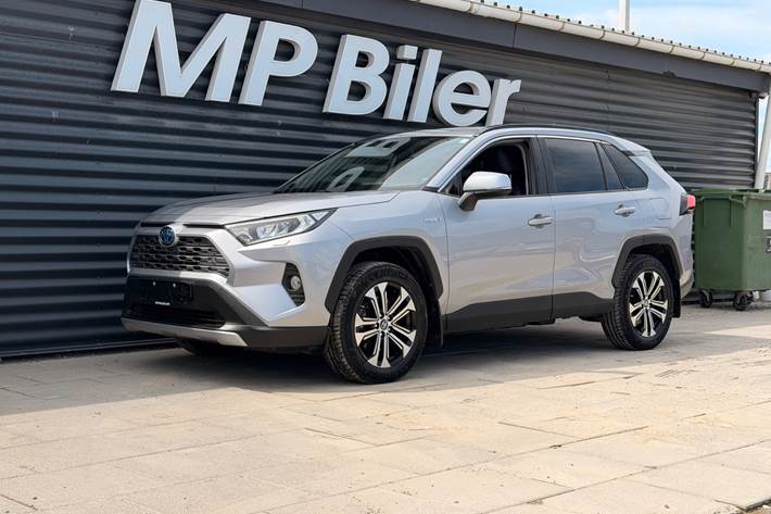 Sølv Toyota RAV4 fra 2020 set udefra