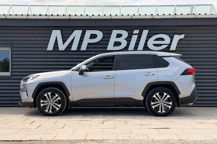 Sølv Toyota RAV4 fra 2020